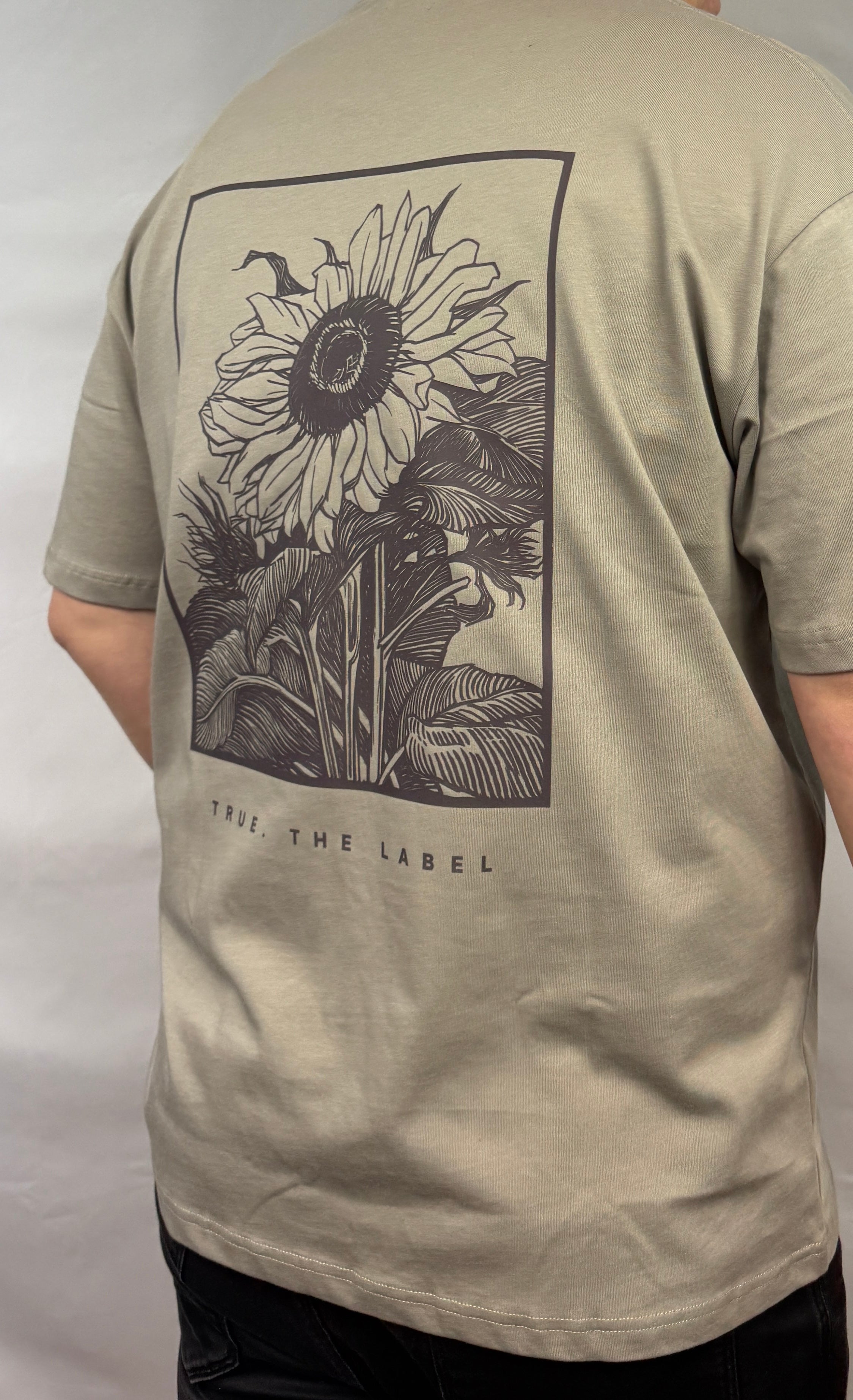 Classic Fit True. the Label Flower Design Tee